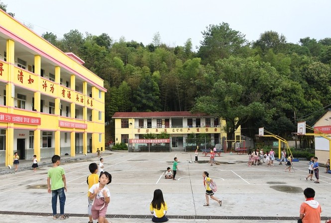 Hận đời, nam thanh niên phun xút ăn da vào trường mẫu giáo Ảnh minh hoạ: Tân Hoa Xã