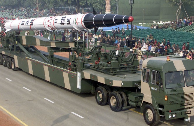 Xem Ấn Độ lần đầu thử tên lửa đạn đạo Agni-II trong đêm Tên lửa Agni-II. Ảnh: Reuters