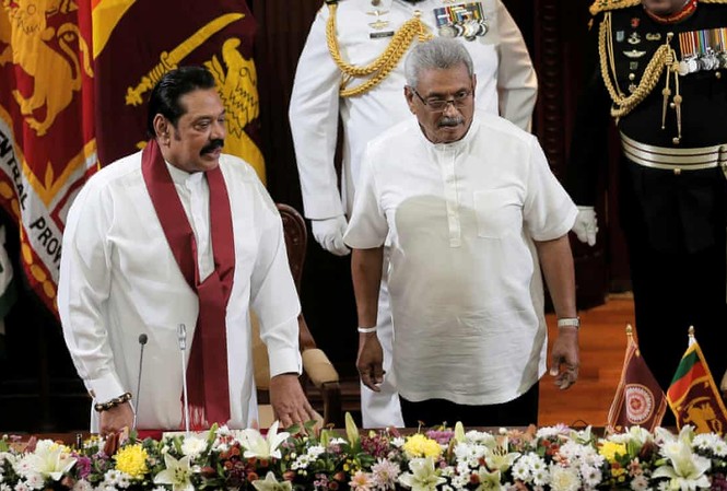 Tổng thống Sri Lanka bổ nhiệm anh trai làm Thủ tướng kiêm Bộ trưởng Tổng thống Sri Lanka - ông Gotabaya Rajapaksa (phải) và Thủ tướng mới được bổ nhiệm - ông Mahinda Rajapaksa. Ảnh: Reuters