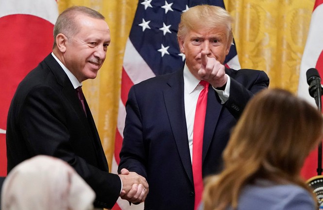Ông Trump bất ngờ bao biện cho thương vụ S-400 của Thổ Nhĩ Kỳ Tổng thống Mỹ Donald Trump và Tổng thống Thổ Nhĩ Kỳ Recep Tayyip Erdogan. Ảnh: Reuters