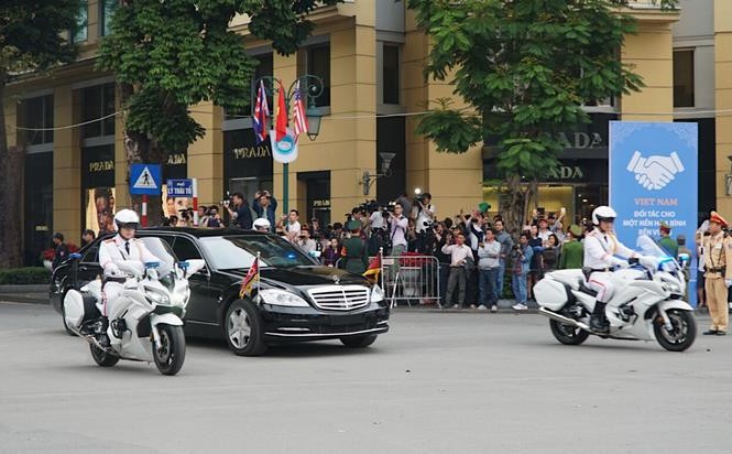 Trump-Kim rời thượng đỉnh sớm hơn dự kiến 13h25, xe hộ tống Chủ tịch Triều Tiên đi trước, sau đó đến đoàn vệ sĩ, đến xe của ông rời khỏi khách sạn Metropole.