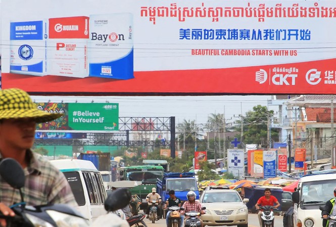 'Bóng ma' cờ bạc Trung Quốc khiến nhiều người Campuchia điêu đứng Sự hiện diện của người Trung Quốc được thể hiện rất rõ ràng ở Sihanoukville. Ảnh: Nikkei
