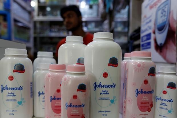 Johnson & Johnson thu hồi phấn rôm chứa chất gây ung thư Phấn rôm trẻ em Johnson's Baby Powder được bán ở nhiều nước, trong đó có Việt Nam. Ảnh" Livemint.