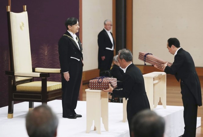 Tân vương Nhật đăng quang với 2 báu vật hoàng cung Nhà vua Nhật Bản Naruhito tiếp nhận biểu chương hoàng gia tại hoàng cung hồi tháng 5. Ảnh: Kyodo News.
