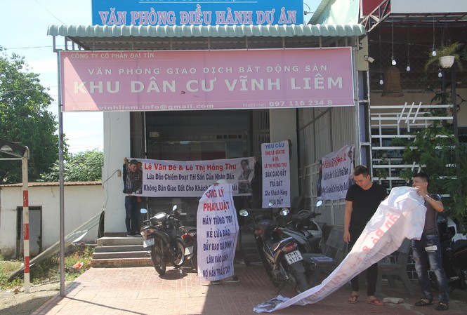 Bắt vợ cũ của tổng giám đốc giả chữ ký lừa đảo bán đất Khách hàng "tố" Công ty Đại Tín lừa đảo hồi tháng 7/2019. Ảnh: Tr.Định