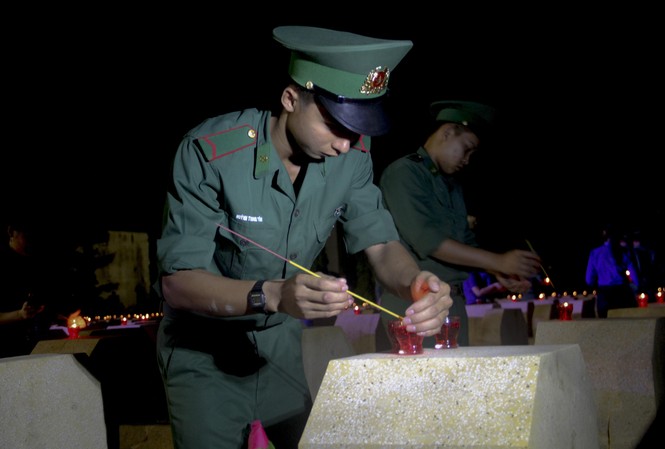 Tuổi trẻ Bình Định thắp nến tri ân các anh hùng liệt sĩ Tuổi trẻ Bình Định thắp nến tri ân các anh hùng liệt sĩ.
