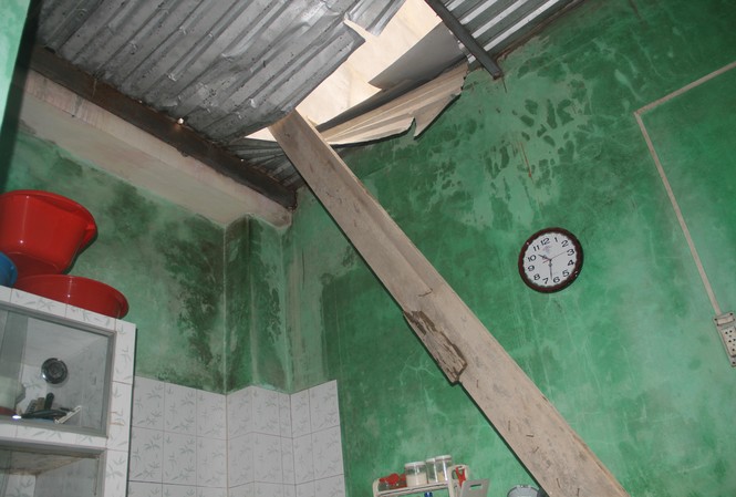 Miếng ván gỗ 4 mét của công trình khách sạn phi thẳng xuống nóc nhà dân Miếng ván gỗ dài hơn 4m của công trình khách sạn phi thẳng xuống đầu nhà người dân.