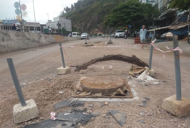 Cháu bé lọt xuống cống bị nước cuốn đi hàng trăm mét Cháu bé lọt xuống miệng cống trong lúc đi ăn sáng.