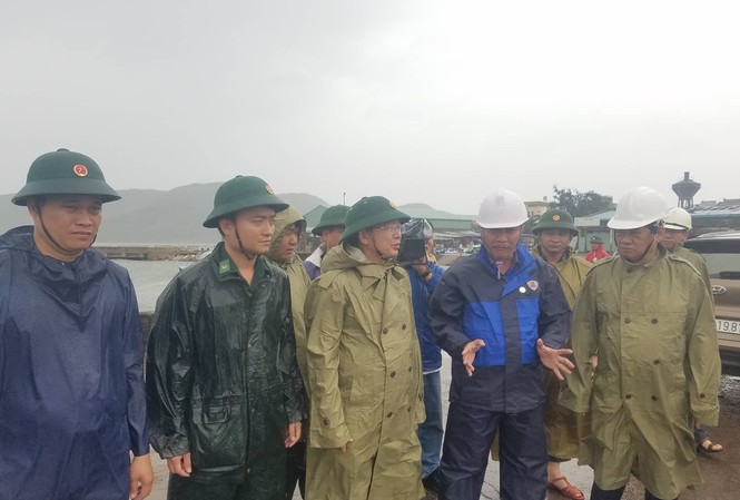 Bình Định chỉ đạo sơ tán người dân vùng trũng trước dự báo bão đổ bộ Lãnh đạo tỉnh Bình Định đi kiểm tình hình ứng phó bão. Ảnh: Tr.Định