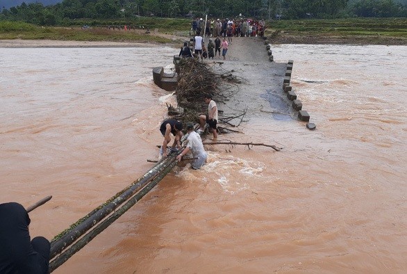 Cầu sập, người dân bắc cây qua sông tránh cảnh bị 'cô lập' Cầu sập, người dân phải bắt cây qua sông.