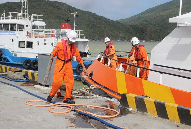Vụ tàu hàng chìm trên biển Quy Nhơn: Gấp rút chuẩn bị phương án xử lý dầu tràn Tàu cứu hộ đưa các thuyền viên trên tàu bị chìm vào bờ trước đó.