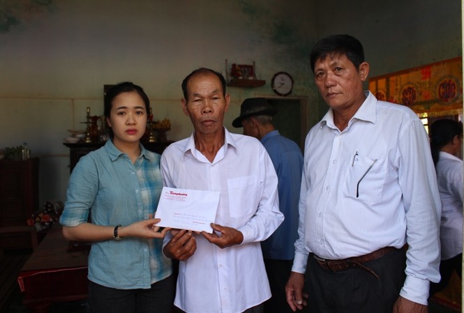 Báo Tiền Phong trao tiền hỗ trợ gia đình ‘hiệp sĩ’ Nguyễn Văn Thôi Đại diện Báo Tiền Phong trao tiền hỗ trợ cho gia đình "hiệp sĩ" Nguyễn Văn Thôi. Ảnh: Giang Thanh