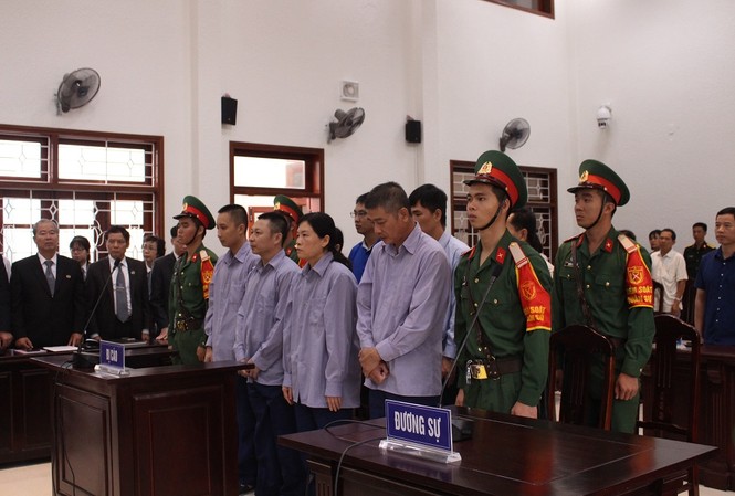 8 bị cáo buôn lậu gần 5 triệu lít xăng qua cảng Cam Ranh lĩnh án Tại tòa, các bị cáo thừa nhận hành vi của mình