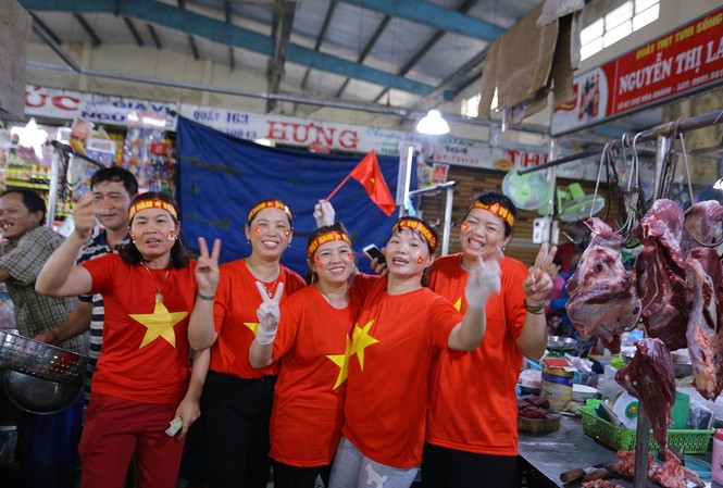 Tiểu thương Đà Nẵng đồng phục cờ đỏ sao vàng 'tiếp lửa' tuyển VN Tiểu thương Đà Nẵng đồng phục cờ đỏ sao vàng cổ vũ đội tuyển