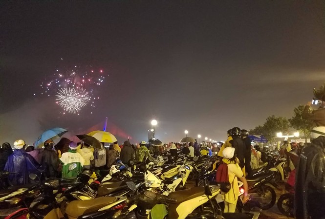 Người dân Đà Nẵng 'đội mưa' xem pháo hoa chào năm mới 2019 Người dân Đà Nẵng 'đội mưa' xem pháo hoa chào năm mới 2019. Ảnh: Giang Thanh