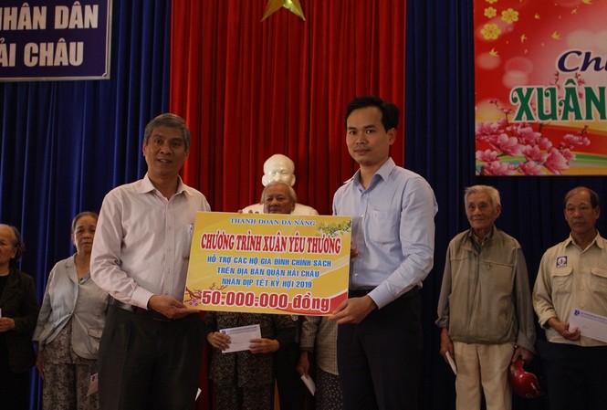 Thành Đoàn Đà Nẵng trao 100 suất quà Tết cho người nghèo Thành đoàn Đà Nẵng trao 100 suất quà Tết cho người nghèo