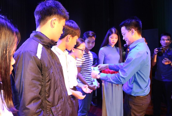 Thành đoàn Đà Nẵng trao 40 suất quà Tết cho con em chiến sĩ, ngư dân Thành đoàn Đà Nẵng trao 40 suất quà Tết cho con em chiến sĩ, ngư dân