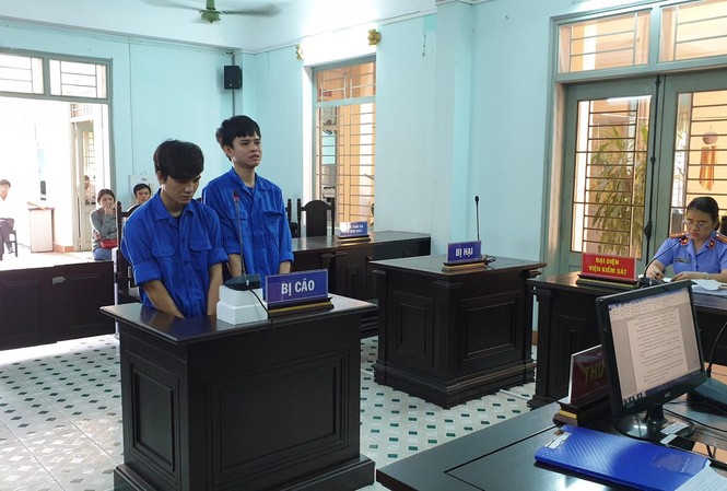 Hai thanh niên dùng gạch tấn công Tổ công tác 911 lĩnh án Hai bị cáo Trịnh Công Thức và Nguyễn Sỹ Hùng tại tòa