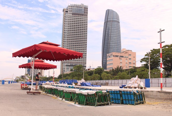 Cận ảnh trận địa pháo hoa Quốc tế Đà Nẵng trước giờ 'khai hỏa' Hai đội Việt Nam và Nga đã lắp đặt xong khoảng 80% trận địa pháo hoa để chuẩn bị trình diễn mở màn Lễ hội pháo hoa Quốc tế Đà Nẵng 2019. Ảnh: Giang Thanh