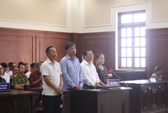 Xét xử phúc thẩm kỳ án gỗ trắc Quảng Trị Các bị cáo Trần Thị Dung, Trương Huy Liệu, Đỗ Lý Nhi và Lê Xuân Thành (từ phải sang trái) tại phiên tòa phúc thẩm
