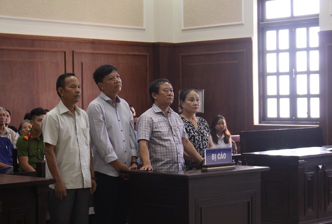 Phúc thẩm kỳ án gỗ trắc: Giám đốc Công ty Ngọc Hưng phạm tội buôn lậu TAND cấp cao tại Đà Nẵng tuyên phạt bị cáo Trương Huy Liệu 7 năm tù, bị cáo Trần Thị Dung 3 năm tù cho hưởng án treo cùng vì tội “Buôn lậu”. Ảnh: Giang Thanh