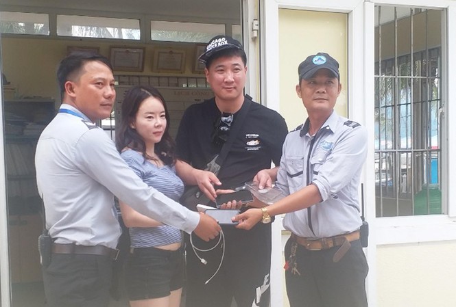 Trả tài sản gần 50 triệu đồng cho du khách Hàn Quốc thất lạc tại biển Đà Nẵng Đội quản lý trật tự du lịch biển thuộc Ban quản lý bán đảo Sơn Trà và các bãi biển Đà Nẵng trả lại tài sản gần 50 triệu đồng mà du khách Hàn Quốc làm thất lạc ở bãi biển Mỹ Khê