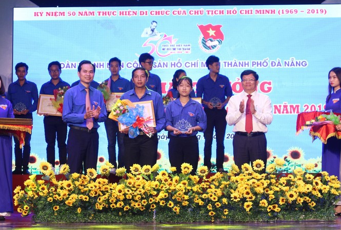Tuyên dương 20 chi đoàn tiên tiến làm theo lời Bác Ông Võ Công Trí, Phó Bí thư Thành ủy Đà Nẵng và anh Nguyễn Duy Minh, Bí thư Thành đoàn Đà Nẵng trao bằng khen và cúp cho 20 "Chi đoàn tiên tiến làm theo lời Bác"