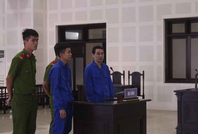 Cầm mã tấu lao vào tận phòng chém 'đối thủ', 2 thanh niên lĩnh 12 năm tù Bị cáo Phạm Thanh Phong (SN 1984) và Huỳnh Đức Vũ (SN 1999, cùng trú quận Liên Chiểu, Đà Nẵng) lĩnh mỗi người 12 năm tù vì tội “Giết người” và “Hủy hoại tài sản”