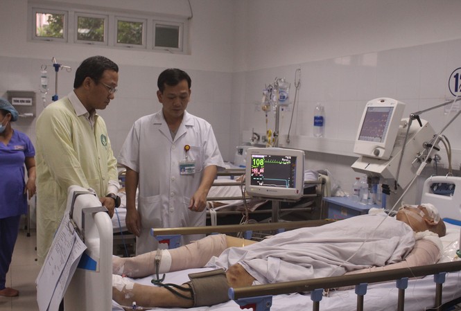 Thông tin mới nhất về các nạn nhân vụ TNGT khiến 13 người thương vong Ông Khuất Việt Hùng, Phó Chủ tịch chuyên trách Uỷ ban An toàn giao thông Quốc gia trao đổi với bác sĩ Huỳnh Đức Phát, Trưởng khoa Gây mê hồi sức - Bệnh viện Đà Nẵng về tình trạng của nạn nhân Nguyễn Văn Tốt