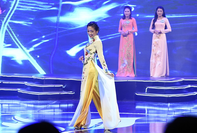 Màn trình diễn áo dài thướt tha tại chung kết “Người đẹp xứ Trà” 2017 Màn trình diễn áo dài thướt tha tại chung kết “Người đẹp xứ Trà” 2017