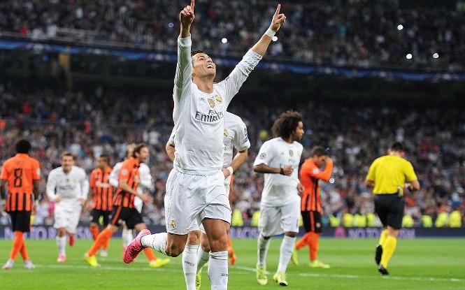Real đại thắng, Ronaldo lại phá kỷ lục Ronaldo ăn mừng hat-trick vào lưới Shakhtar Donetsk.