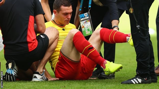 Barca đem 'bão chấn thương' tới thành Rome Thomas Vermaelen lại vừa tái phát chấn thương.