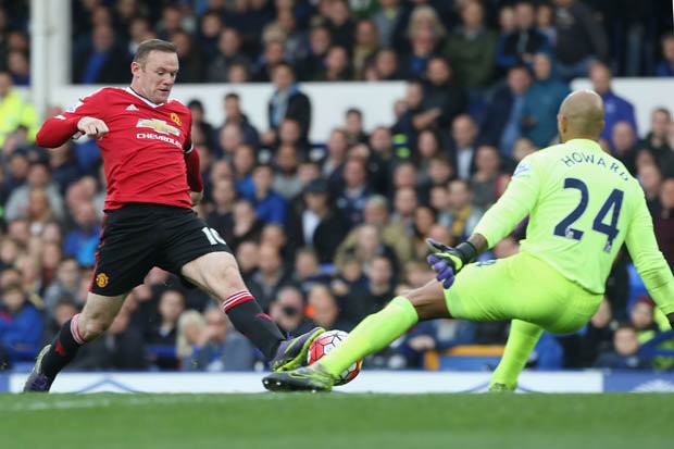 Rooney bắt kịp huyền thoại Andy Cole Rooney ghi bàn vào lưới Everton.