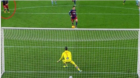 Pha đá penalty 'siêu dị' của Messi không hợp lệ? Suarez đã di chuyển vào vòng cấm trước khi Messi đá quả bóng đi.