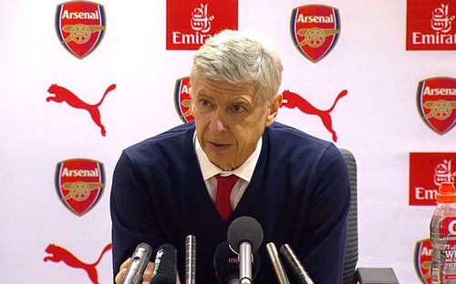 Rộ tin Dennis Bergkamp thay Wenger dẫn dắt Arsenal HLV Wenger đang bị chỉ trích rất nhiều.