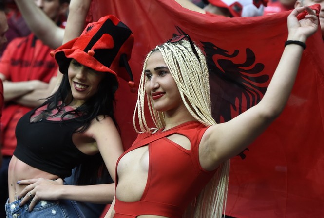 Mỹ nhân đọ sắc tưng bừng trên khán đài EURO Nữ cổ động viên nóng bỏng của Albania.