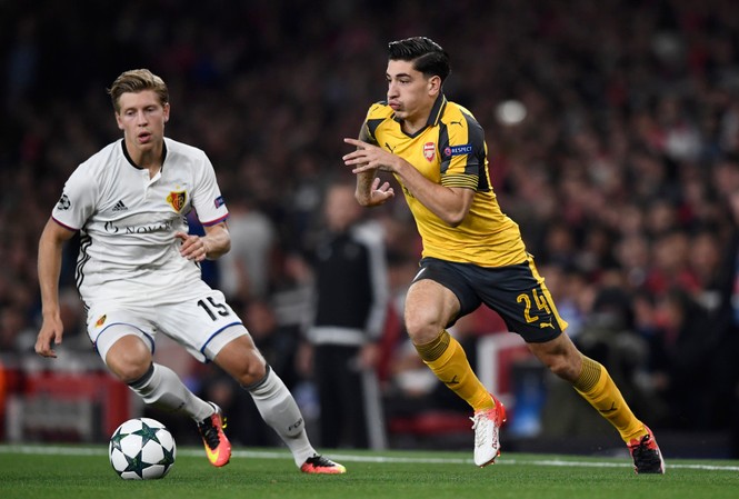 HLV Wenger tăng lương gấp đôi để trói chân 'đứa con thần gió' Bellerin sẽ nhận lương gấp đôi nếu gia hạn với Arsenal.