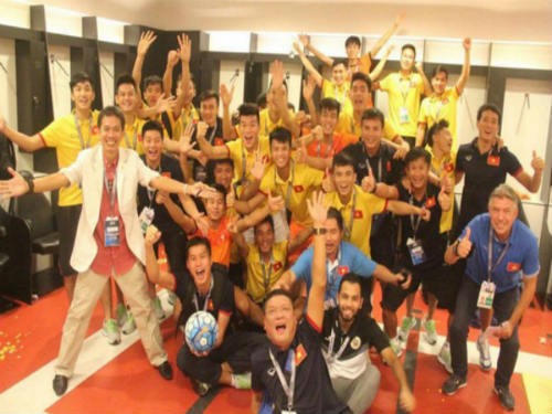 BẢN TIN Thể thao: Chất Đức trong kỳ tích U19 Việt Nam U19 Việt Nam ăn mừng chiến công lịch sử.