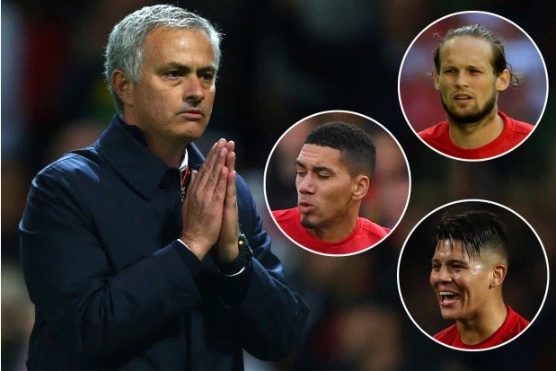 Sợ bị sa thải, HLV Mourinho “trảm” 3 hậu vệ HLV Mourinho tính tới phương án tống khứ Chris Smalling, Marcos Rojo và Daley Blind.