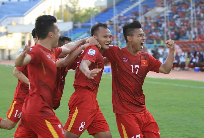 Trọng Hoàng 'nổ súng', tuyển Việt Nam hạ Malaysia Các cầu thủ Việt Nam ăn mừng bàn mở tỷ số. Ảnh: Nguyên Phong.