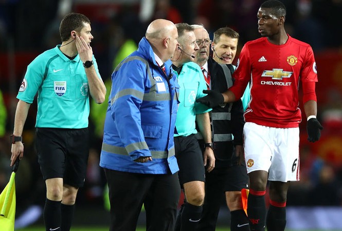 Thầy trò M.U liên tiếp nhận hung tin Pogba sẽ bị treo giò ở trận tiếp theo của M.U.