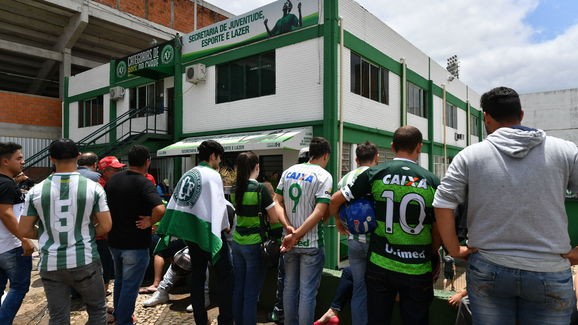 PSG phủ nhận tặng đội bóng Brazil gặp nạn 40 triệu euro NHM Chapecoense xót thương các cầu thủ xấu số.