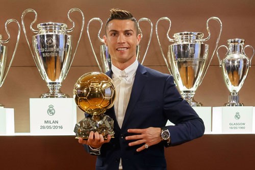 Ronaldo lần thứ 4 đoạt Quả bóng vàng Ronaldo đoạt Quả bóng vàng thứ 4 trong sự nghiệp.