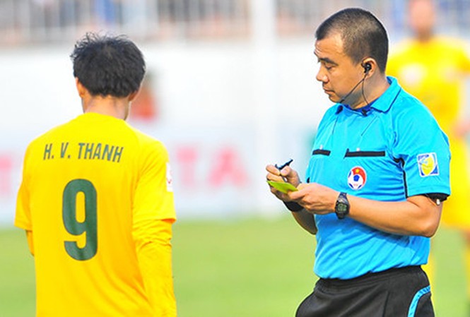 BẢN TIN Thể thao: VFF đánh 'tụt hạng' trọng tài cấp FIFA Trọng tài Phùng Đình Dũng sẽ xuống bắt tại giải Hạng Nhất trong mùa giải tới.