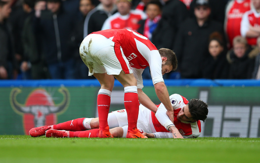 Arsenal nhận tin dữ sau thất bại trước Chelsea Hector Bellerin dính chấn thương.