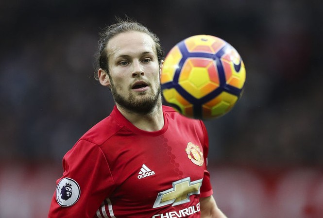 M.U bán tháo Blind, dọn đường đón 'bom tấn' Daley Blind nhiều khả năng rời M.U trong hè 2017.