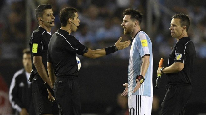 Vì sao FIFA bất ngờ xóa án cho Messi? FIFA bất ngờ xóa án cấm thi đấu 4 trận đối với Messi.