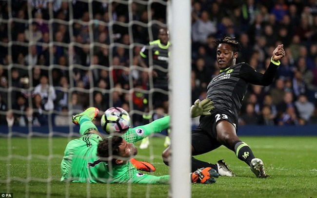 Chelsea vô địch ngoại hạng Anh trước 2 vòng đấu Michy Batshuayi ghi bàn thắng quyết định giúp Chelsea vô địch Premier League mùa này.
