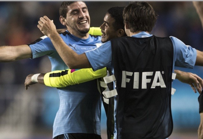 U20 Uruguay hạ Nhật Bản, 'đàn em' Ronaldo có điểm đầu tiên U20 Uruguay chính thức giành vé đi tiếp.