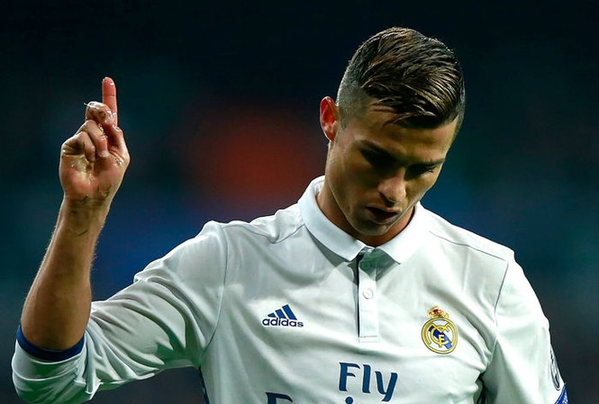 Bán Ronaldo, Real Madrid thu lợi 400 triệu euro Cristiano Ronaldo đòi rời Real Madrid.
